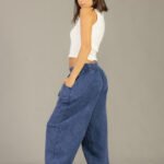 Modelo de pantalon color azul