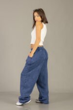 Modelo de pantalon color azul