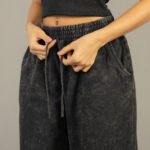 Pantalon palazo prosesado lizo color negro - Imagen 10
