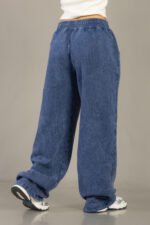 Modelo de pantalon color azul - Imagen 2